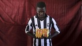 Delapan tahun hidup dalam cengkeraman Boko Haram, para pengungsi memang tak mungkin lagi memiliki uang. Kalau pun punya, jumlahnya pasti sangat sedikit. (Reuters/Afolabi Sotunde)