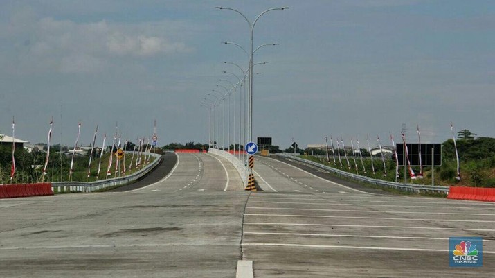 Presiden Joko Widodo meresmikan jalan Tol Surabaya-Mojokerto (Sumo) sepanjang 36,27 Km, di depan gerbang tol Warugunung, Jawa Timur, Selasa  (19/12/2017). Tol Sumo terhubung dengan Tol Mojokerto-Kertosono (Moker) yang telah beroperasi sebelumnya, sehingga total Surabaya - Jombang - Kertosono 76 km dapat ditempuh hanya sekitar 1 jam saja, atau 2 jam lebih cepat dari jarak waktu yang harus ditempuh sebelumnya.

Foto udara ruas Tol Surabaya-Mojokerto (Sumo), Jawa Timur. Tarif Tol Sumo ditetapkan  berdasarkan Kepmen PUPR No.916 tahun 2017 sebesar Rp 1.050 per km untuk tarif golongan I atau Rp 38 ribu untuk jarak terjauh. 

Tol Sumo menambah panjang ruas tol di Jawa Timur menjadi 199 Km. Tambahan ruas tol ini merupakan bagian dari ruas tol Trans Jawa (Merak-Banyuwangi) sepanjang 1.167 Km yang ditargetkan tersambung keseluruhan pada akhir tahun 2019. Sementara jalur Merak - Surabaya sendiri ditargetkan rampung pada akhir 2018.