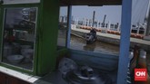 Wakil Gubernur DKI Jakarta Sandiaga Uno mengatakan, pemerintah memiliki solusi jangka panjang untuk mencegah banjir rob, yaitu dengan membangun tanggul laut atau National Capital Integrated Coastal Development (NCICD). (CNN Indonesia/ Hesti Rika)
