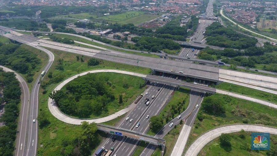 Presiden Joko Widodo meresmikan jalan Tol Surabaya-Mojokerto (Sumo) sepanjang 36,27 Km, di depan gerbang tol Warugunung, Jawa Timur, Selasa (19/12/2017). Tol Sumo terhubung dengan Tol Mojokerto-Kertosono (Moker) yang telah beroperasi sebelumnya, sehingga total Surabaya - Jombang - Kertosono 76 km dapat ditempuh hanya sekitar 1 jam saja, atau 2 jam lebih cepat dari jarak waktu yang harus ditempuh sebelumnya.
Foto udara ruas Tol Surabaya-Mojokerto (Sumo), Jawa Timur. Tarif Tol Sumo ditetapkan berdasarkan Kepmen PUPR No.916 tahun 2017 sebesar Rp 1.050 per km untuk tarif golongan I atau Rp 38 ribu untuk jarak terjauh.
Tol Sumo menambah panjang ruas tol di Jawa Timur menjadi 199 Km. Tambahan ruas tol ini merupakan bagian dari ruas tol Trans Jawa (Merak-Banyuwangi) sepanjang 1.167 Km yang ditargetkan tersambung keseluruhan pada akhir tahun 2019. Sementara jalur Merak - Surabaya sendiri ditargetkan rampung pada akhir 2018.