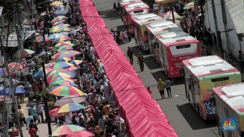 Pemerintah DKI Jakarta membebaskan para pedagang kaki lima berjualan di jalan Jati Baru Raya, di depan stasiun Tanah Abang.