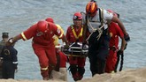 Petugas masih terus mengevakuasli korban dari tebing yang dalam. (REUTERS/Guadalupe Pardo)