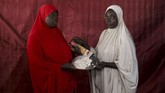 Cara ini dianggap sebagai penyelamat kehidupan mereka di tengah isu korupsi komoditas bantuan oleh pemerintah Nigeria. (Reuters/Afolabi Sotunde)