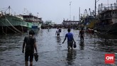 Kawasan Muara Angke, Pluit, Jakarta Utara, kembali dilanda banjir rob, Rabu (3/1). Air laut menggenangi wilayah pemukiman nelayan hingga setinggi betis orang dewasa. (CNN Indonesia/Hesti Rika)