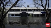 Salah satu bangunan terendam banjir rob di kawasan Pelabuhan Muara Angke, Jakarta Utara. Banjir rob menerjang permukiman warga saat air laut pasang, terutama ketika bulan purnama. (CNN Indonesia/Hesti Rika)