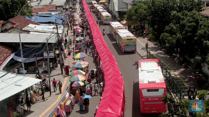 Pemerintah DKI Jakarta membebaskan para pedagang kaki lima berjualan di jalan Jati Baru Raya, di depan stasiun Tanah Abang.