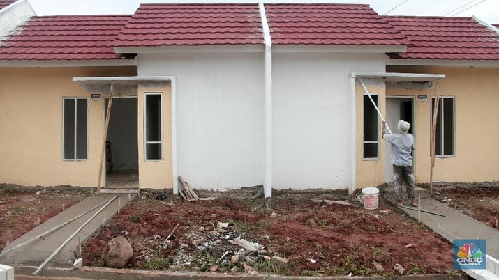 Realisasi Program Satu Juta Rumah tahun 2017 Awal Desember 2017, Kementerian Pekerjaan Umum dan Perumahan Rakyat (PUPR) mencatat capaian Program Satu Juta Rumah sebanyak 765.120 unit rumah, didominasi oleh pembangunan rumah bagi masyarakat berpenghasilan rendah (MBR) sebesar 70 persen, atau sebanyak 619.868 unit, sementara rumah non-MBR yang terbangun sebesar 30 persen, sebanyak 145.252 unit.
Program Satu Juta Rumah yang dicanangkan oleh Presiden Joko Widodo, sekitar 20 persen merupakan rumah yang dibangun oleh Kementerian PUPR berupa rusunawa, rumah khusus, rumah swadaya maupun bantuan stimulan prasarana dan utilitas (PSU), 30 persen lainnya dibangun oleh pengembang perumahan subsidi yang mendapatkan fasilitas KPR FLPP, subsisdi selisih bunga dan bantuan uang muka. Selebihnya dipenuhi melalui pembangunan rumah non subsidi oleh pengembang.
Ketua Umum Asosiasi Pengembang Perumahan dan Pemukiman Seluruh Indonesia (Apersi) Junaidi Abdillah mengungkapkan, rumah tapak masih digemari kelas menengah ke bawah.
Kontribusi serapan properti oleh masyarakat menengah ke bawah terhadap total penjualan properti mencapai 70%.
Serapan sebesar 200.000 unit ini, akan terus meningkat pada tahun 2018 menjadi 250.000 unit.