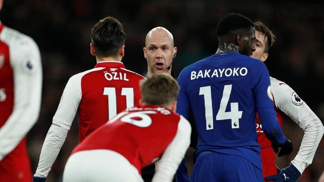 Chelsea Dapat Penalti, Wenger Kembali Protes Wasit
