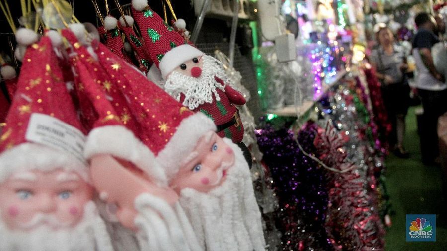 Calon pembeli memilih pohon dan pernak-pernik hiasan natal di pertokoan Pasar Asemka, Jakarta. Pohon dengan ukuran 150 cm ke atas dijual dengan harga berkisar dari Rp 1,5 juta hingga Rp 10 juta. Sedangkan yang pohon natal mini dengan ukuran 30 cm  ditawarkan dengan harga Rp 150 ribu. Untuk pernak-pernik hiasan pohon natal dijual mulai dari Rp 30-95 ribu. Pedagang yang sehari-hari menjual bunga artifisial tersebut mengaku omsetnya meningkat hingga 300 persen setiap datangnya hari raya natal dan imlek. Namun, pedagang juga mengeluhkan pendapatannya tahun ini menurun sekitar 30 persen jika dibandingkan natal tahun lalu.