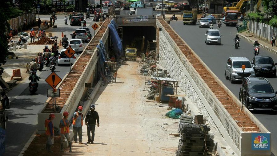 Aktivitas pekerja di kawasan proyek Underpass Kartini, Lebak Bulus, Jakarta, Kamis (4/12/2018). Underpass dengan panjang 400 meter dan lebar 10 meter ini menelan biaya konstruksi diperkirakan mencapai Rp 90 miliar. Underpass ini dibangun dengan tujuan mengurangi persimpangan sebidang antara Jalan Metro Pondok Indah dan Jalan TB Simatupang, serta mendukung transjakarta koridor VIII.
Pembangunan Ketiga Underpass tersebut sedianya dijadwalkan selesai pada akhir tahun 2017, namun diprediksi baru akan rampung pada bulan April 2018.