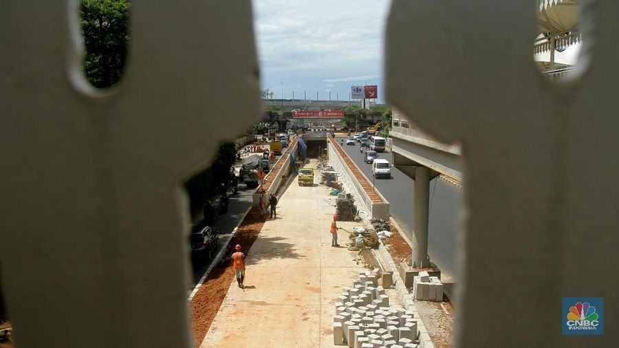 Aktivitas pekerja di kawasan proyek Underpass Kartini, Lebak Bulus, Jakarta, Kamis (4/12/2018). Underpass dengan panjang 400 meter dan lebar 10 meter ini menelan biaya konstruksi diperkirakan mencapai Rp 90 miliar. Underpass ini dibangun dengan tujuan mengurangi persimpangan sebidang antara Jalan Metro Pondok Indah dan Jalan TB Simatupang, serta mendukung transjakarta koridor VIII.
Pembangunan Ketiga Underpass tersebut sedianya dijadwalkan selesai pada akhir tahun 2017, namun diprediksi baru akan rampung pada bulan April 2018.
