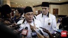 Sukarela, Dua Pemuda Bagikan Stiker Eramas ke Warga Medan