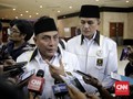 Sukarela, Dua Pemuda Bagikan Stiker Eramas ke Warga Medan