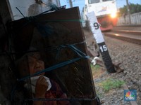 Kisah Nenek Sri Si Penjaga Pintu Kereta Api