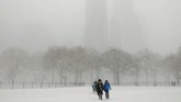 Badai salju melanda Amerika Serikat, di jalanan New York, ketebalan salju mencapai 20 hingga 30 sentimeter. (REUTERS/Lucas Jackson)