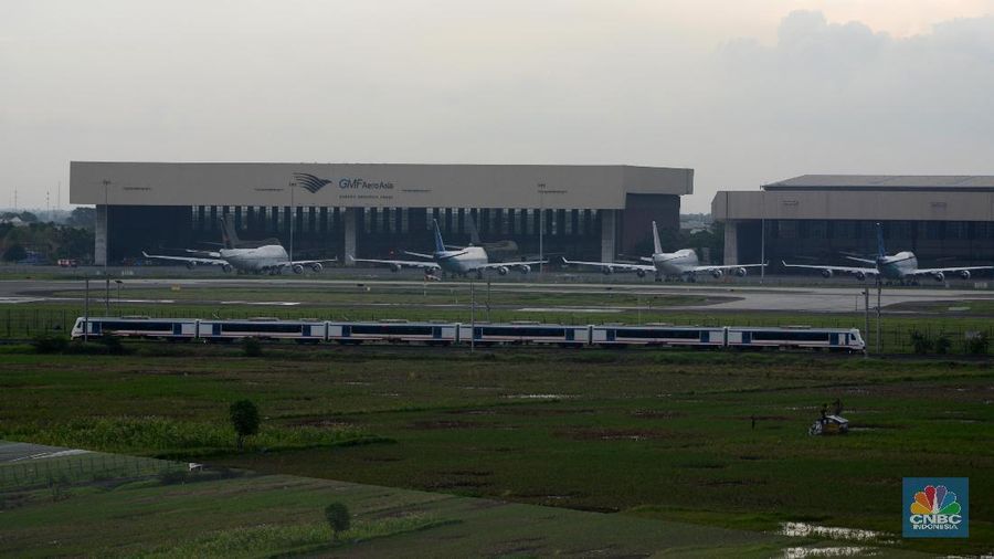 Kereta Api Bandara melintas di area persawahan jalur rute Sudirman Baru menuju Bandara Soekarno Hatta, Kamis (4/1/2018).