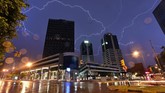 Petir menyambar gedung World Trade Center di Montevideo. (AFP PHOTO / Mariana SUAREZ)