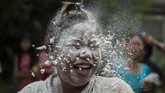 Seorang perempuan bermain-main dengan tepung dan bahan-bahan untuk membuat kue lainnya dalam perayaan hari kemerdekaan Myanmar ke-70. Negara itu merayakan 70 tahun deklarasi kemerdekaan dari penjajahan Inggris. (AFP PHOTO / YE AUNG THU)