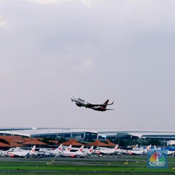 Banyak Pilot Nganggur, Menhub Kurangi Sekolah Penerbangan