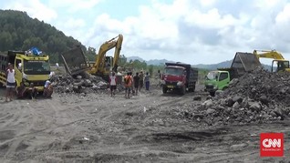 Penambang Tradisional Usir Alat Berat di Pertambangan Semeru