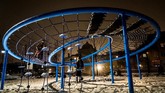 Perempuan-perempuan muda berswafoto di taman bermain di Moskow, Rusia. (AFP PHOTO / Yuri KADOBNOV)