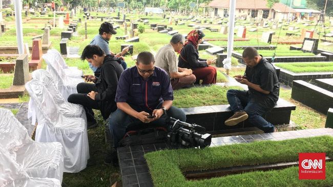 Penggemar Mulai Berdatangan ke Tempat Pemakaman Yon Koeswoyo