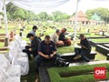 Penggemar Mulai Berdatangan ke Tempat Pemakaman Yon Koeswoyo