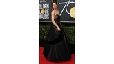 Aktris Jessica Biel mengenakan busana ala princess rancangan Dior dengan tambahan sheer embellishment. (AFP PHOTO / VALERIE MACON)