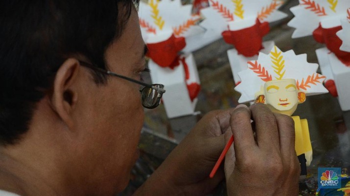 Pembuatan Ondel-ondel Mini Seorang difabel melukis kerajinan miniatur Ondel-ondel di Panti Sosial Loka Bina Karya, Jagakarsa, Jakarta Selatan.