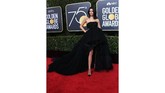 Model Kendall Jenner meramaikan karpet merah penghargaan film Golden Globe Awards 2018 dengan gaun adibusana Giambattista Valli saat hadir di Beverly Hills, California, AS, pada Minggu (7/1) malam. (AFP PHOTO / VALERIE MACON)