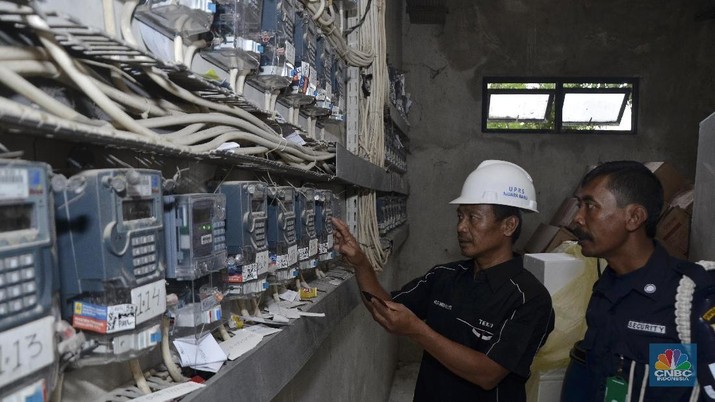 Petugas memeriksa meteran listrik di Rusun Muara Baru, Jakarta Utara, Senin (8/1/2018).