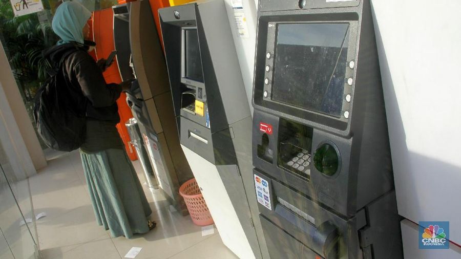 Tsunami Pemutusan Hubungan Kerja (PHK) tengah terjadi di industri perbankan tanah air.