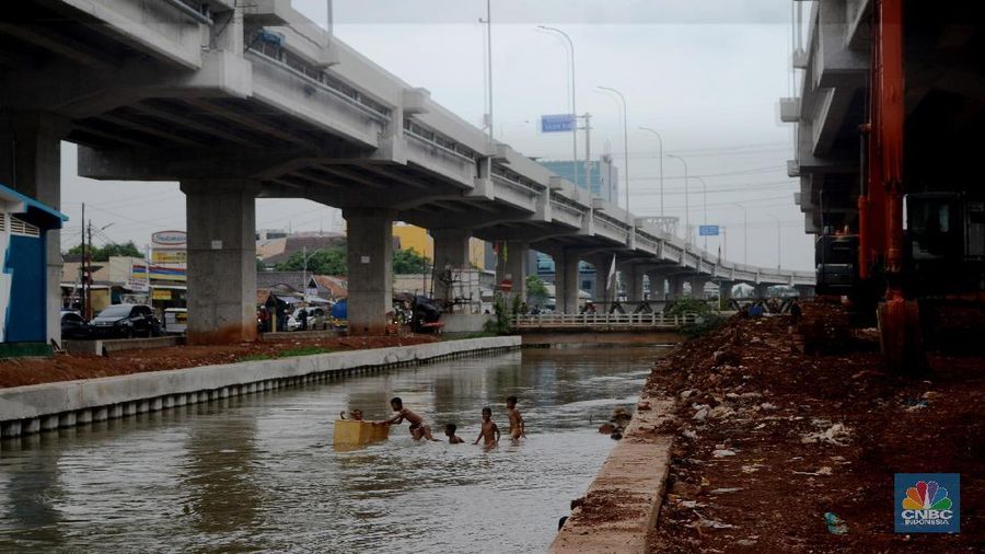 Beberapa anak kecil tengah bermain di bawah proyek tol Becakayu, Jakarta. Pembangunan proyek jalan tol Becakayu sepanjang 21,04 kilometer ini ditargetkan akan rampung 100 persen tahun depan.