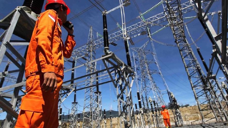 Petugas mengecek transmisi PLN