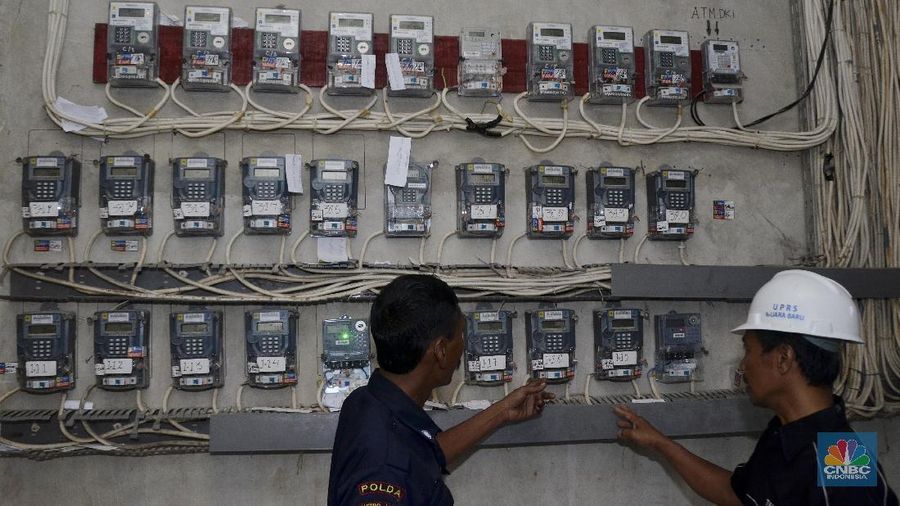 Petugas memeriksa meteran listrik di Rusun Muara Baru, Jakarta Utara, Senin (8/1/2018).