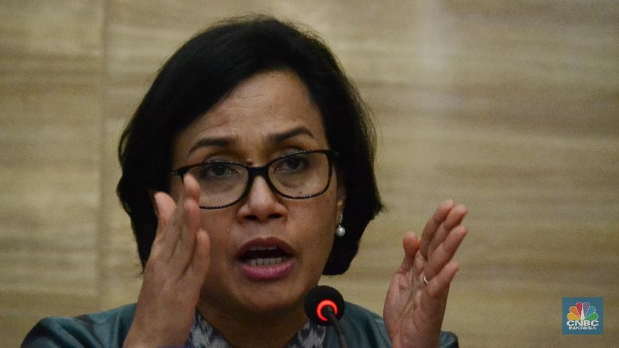 Menteri Keuangan Sri Mulyani memberi sambutan kepada pers.