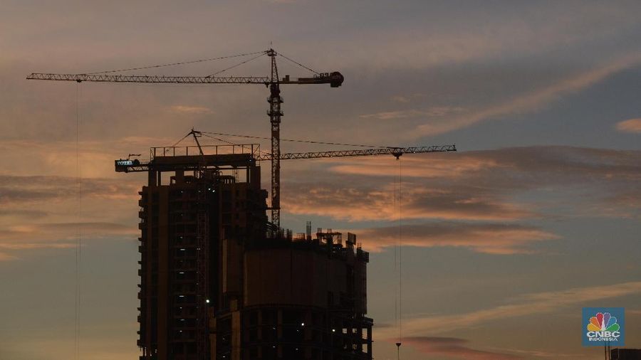 Pekerja menyelesaikan pembangunan gedung di Jakarta