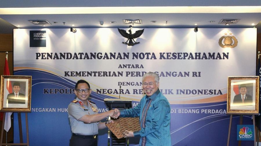 Penyaluran beras medium harus dilakukan mulai besok. Sehingga harganya bisa terkendali.