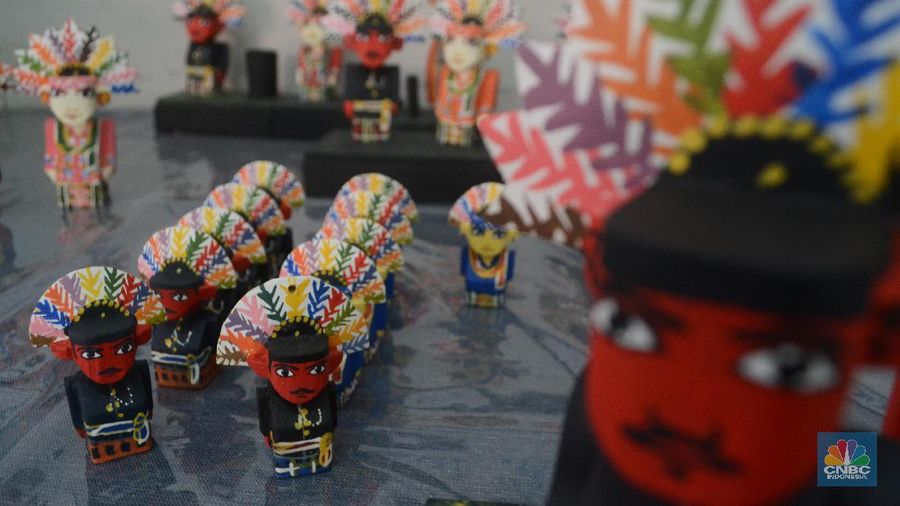 Seorang difabel melukis kerajinan miniatur Ondel-ondel di Panti Sosial Loka Bina Karya, Jagakarsa, Jakarta Selatan.