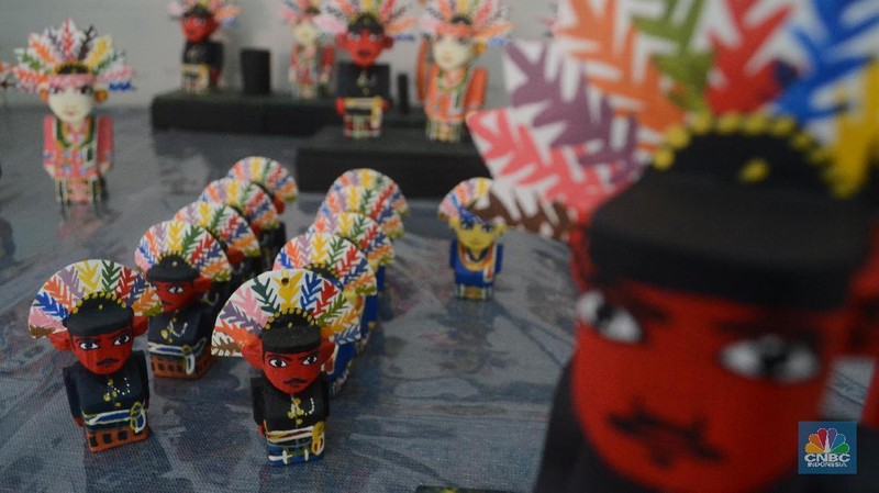 Seorang difabel melukis kerajinan miniatur Ondel-ondel di Panti Sosial Loka Bina Karya, Jagakarsa, Jakarta Selatan.