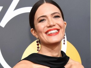 Rumahnya Terbakar, Mandy Moore Ngungsi ke Tempat Hilary Duff
