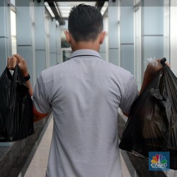 Pemerintah Batal Kenakan Cukai Plastik di 2025, Ini Alasannya!