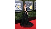 Aktris Dakota Johnson tampil beda dengan gaun Gucci, serta gemerlap perhiasan di bagian pinggang dan belakang gaun. (AFP PHOTO / VALERIE MACON)