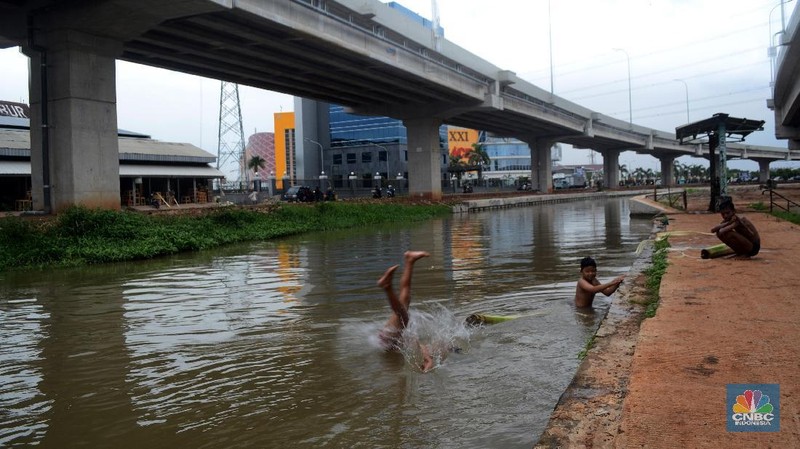 Pembangunan proyek jalan tol Becakayu sepanjang 21,04 kilometer ini ditargetkan akan rampung 100 persen tahun 2018.