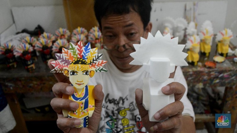 Seorang difabel melukis kerajinan miniatur Ondel-ondel di Panti Sosial Loka Bina Karya, Jagakarsa, Jakarta Selatan.