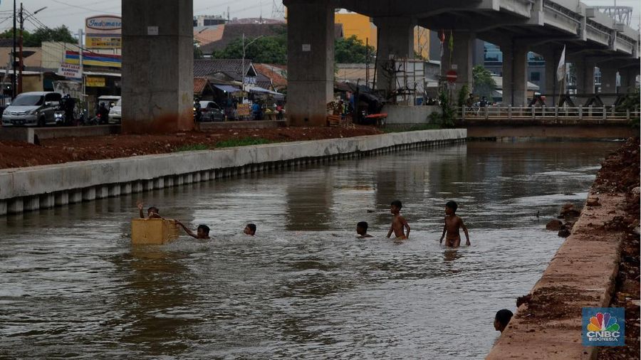 Pembangunan proyek jalan tol Becakayu sepanjang 21,04 kilometer ini ditargetkan akan rampung 100 persen tahun 2018.