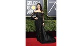 Aktris Penelope Cruz mengenakan gaun off-the-shoulder dengan renda dan gaun berbahan satin dari Ralph & Russo. (Frazer Harrison/Getty Images/AFP)