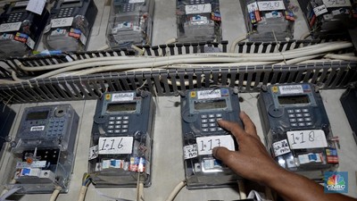 Petugas memeriksa meteran listrik di Rusun Muara Baru, Jakarta Utara, Senin (8/1/2018).