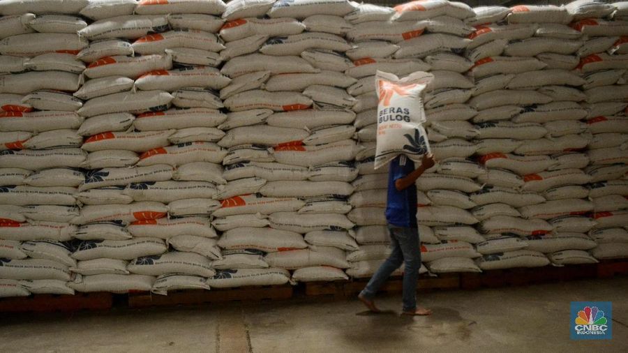 Pekerja mengangkut beras BULOG di gudang BULOG Divre DKI Kelapa Gading, Jakarta, Selasa (9/1/2018). BULOG telah menggelontorkan Cadangan Beras Pemerintah (CBP) untuk kepentingan operasi pasar kurang lebih sebanyak 30.000 ton, yang tersebar di 198 titik di 26 divisi regional seluruh Indonesia, dan operasi pasar ini akan dilaksanakan sampai dengan 31 Maret 2018.
