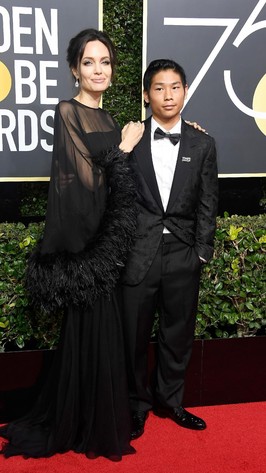 Foto: Gaya Seleb di Golden Globes 2018 Pakai Bros Antipelecehan Seks Foto: Gaya Seleb di Golden Globes 2018 Pakai Bros Antipelecehan Seks